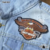 อาร์มรีดติดเสื้อ ตัวรีดติดเสื้อ ปักโลโก้ harley davidson EST. 1903 นกอินทรีย์ ปักส้มเทาดำน้ำตาลขาวเหลืองพื้นโพลีดำ /Size 10.5*7cm P7Aa52-0675