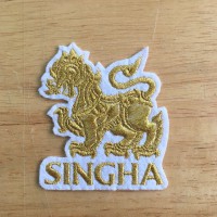 อาร์มติดเสื้อปักลาย SINGHA งานปักเสื้อผ้าลายปัก SINGHA ดิ้นทอง แผ่นรีดติดเสื้อปักลาย SINGHA ดิ้นทอง ตัวรีดติดผ้า โลโก้ปักลาย SINGHA ดิ้นทอง No. F3Aa51-0008